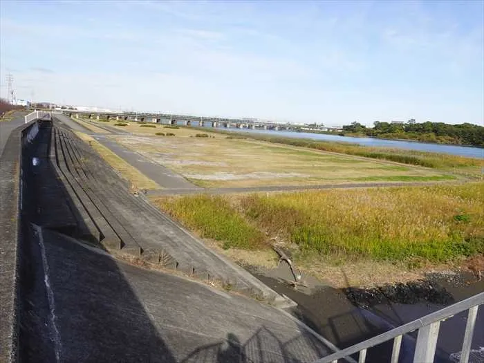 バック側に相模川がある