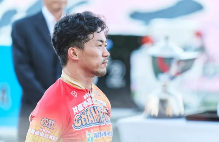 会場の様子を見つめる南修二