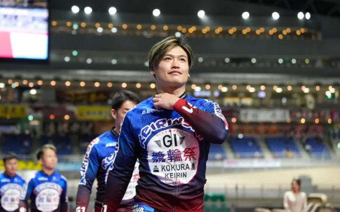 気合を入れて会場に入る阿部拓真