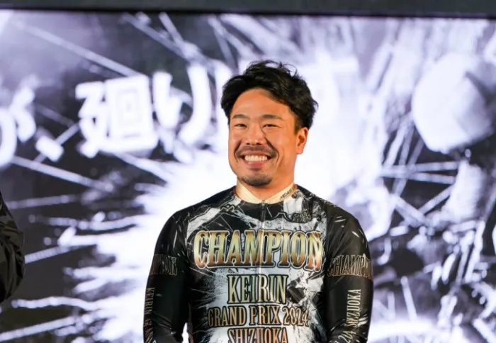 笑顔でインタビューを受ける古性優作