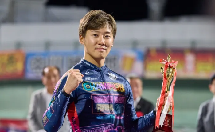 トロフィーとともにポーズを決める眞杉匠