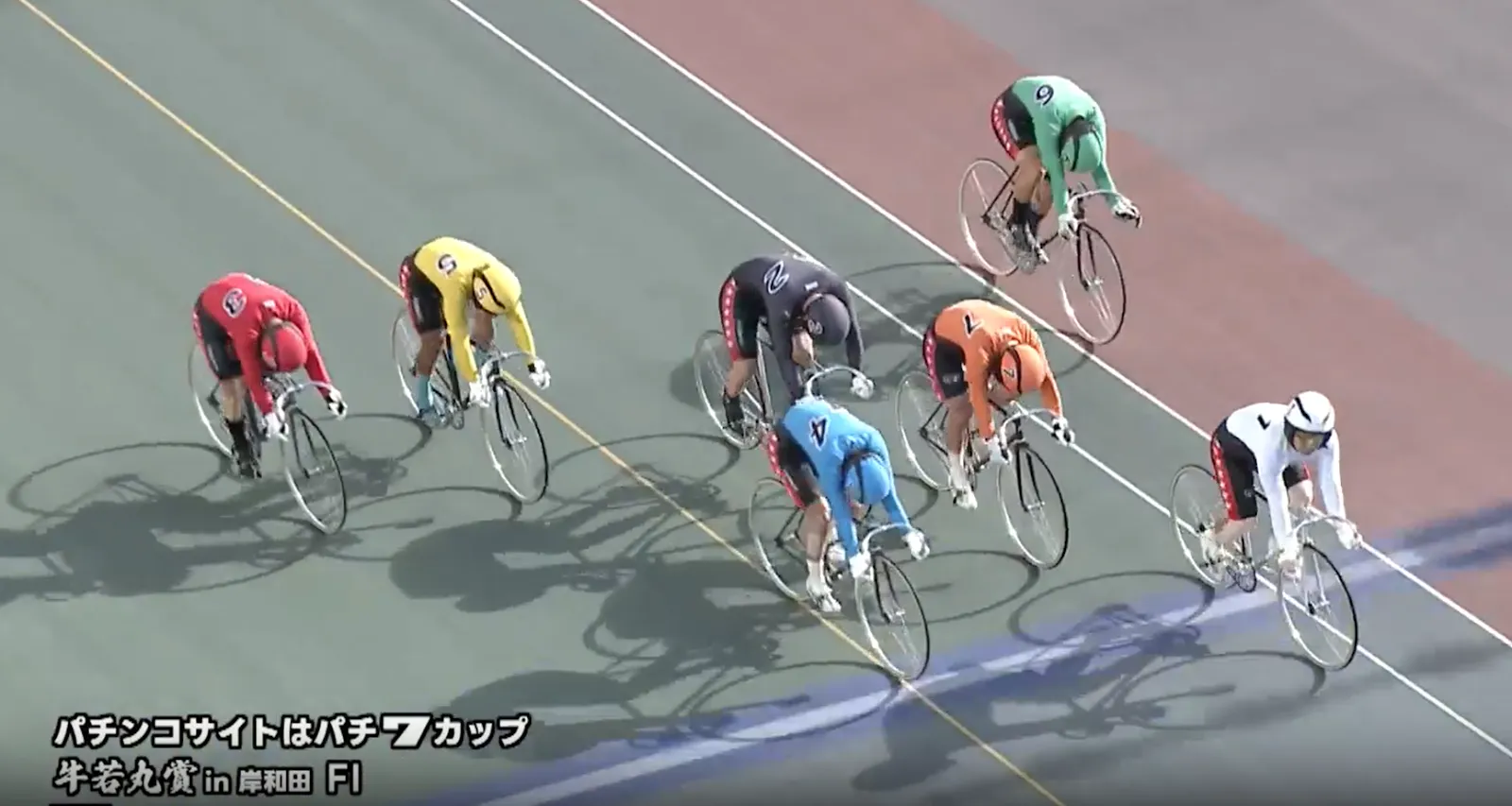 追い込み勢が一気に差し切る展開に